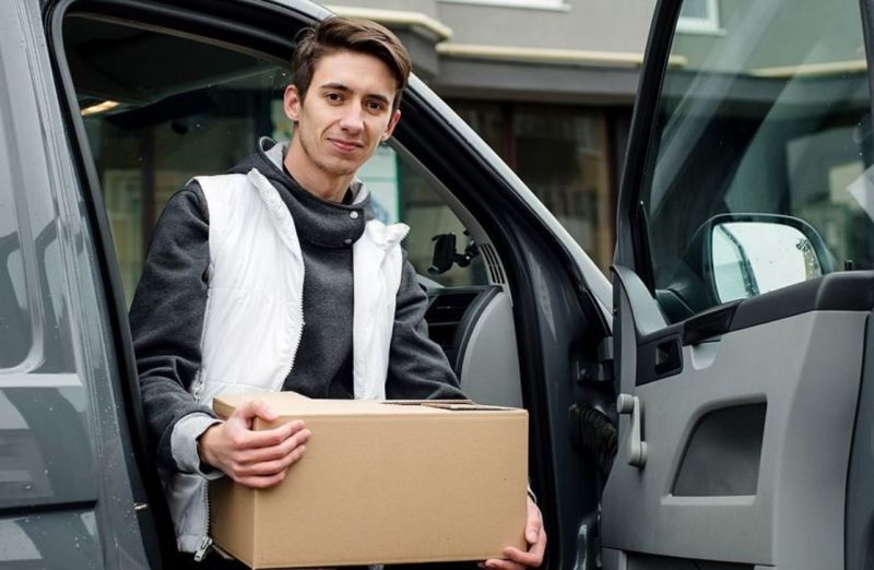 Курьер доставляет заказ 